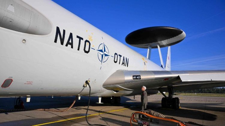 L'Airborne Warning and Control System (AWACS) della Nato posizionato in Germania per monitorare lo spazio aereo sul fianco orientale dell'Alleanza