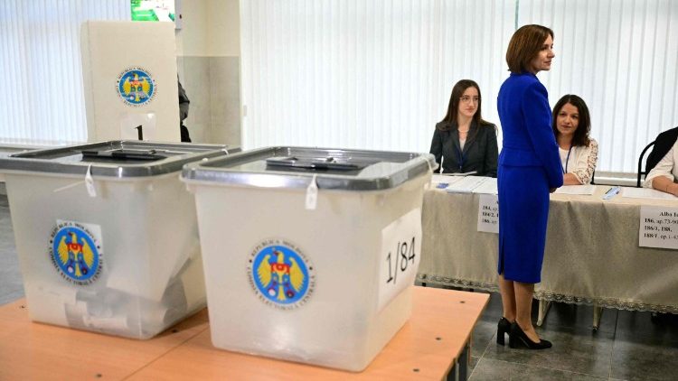 मोल्दोवा में वोट करते लोग