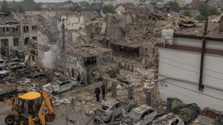 Des immeubles résidentiels ont été fortement endommagés lors d'une attaque aérienne russe dans la banlieue de Kiev, le 28 septembre 2025.