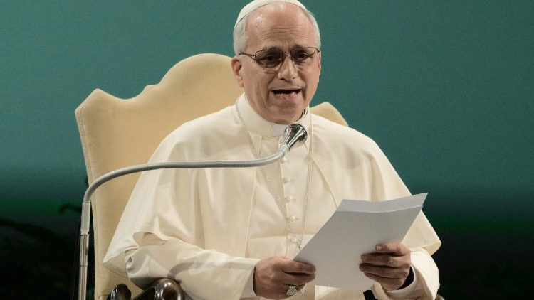 Leó pápa köszönti a résztvevőket