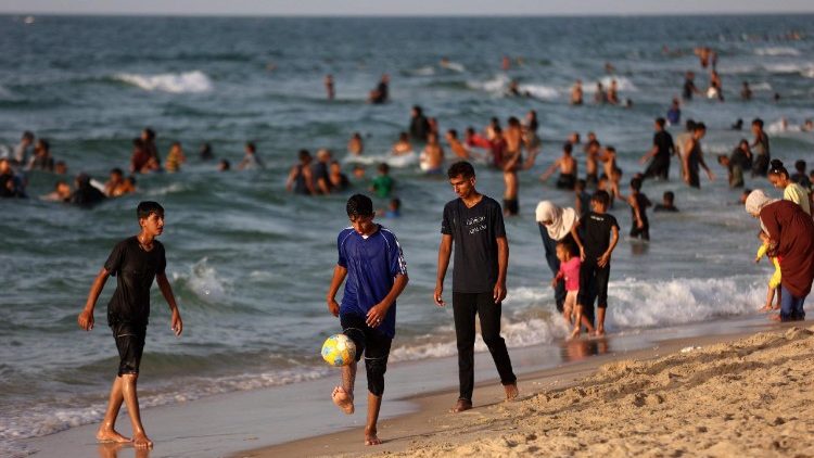 Sfollati palestinesi giocano a calcio nei pressi di Khan Younis, nel sud della Striscia dopo l'ultimatum di Trump ad Hamas