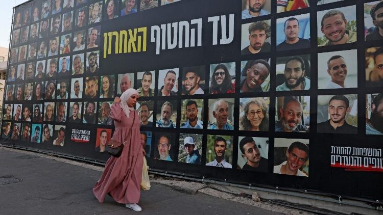 Jerusalén, en una pared, las fotos de los rehenes capturados por Hamás