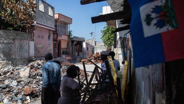 Un quartiere della capitale di Haiti Port-au-Prince dopo uno scontro tra gang