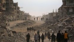 Cientos de miles de palestinos regresan a la devastada ciudad de Gaza.