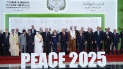 La foto di famiglia con i partecipanti al vertice di pace in Egitto