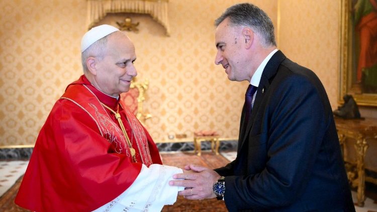 ലിയൊ പതിനാലാമൻ പാപ്പാ ഉറുഗായുടെ രാഷ്ട്രപതി യമന്തൂ ഓർസിയെ (Yamandú Orsi) വത്തിക്കാനിൽ സ്വീകരിച്ചപ്പോൾ, 17/10/2025