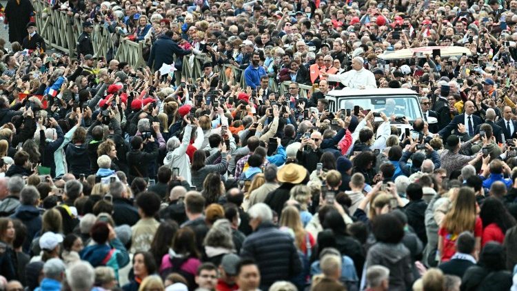 Miles de fieles en la Plaza de San Pedro para la Audiencia General