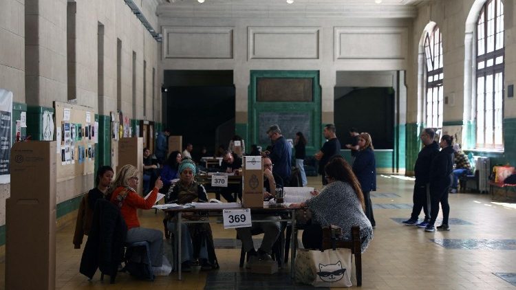 Centro de votação em Buenos Aires neste domingo (26/10).