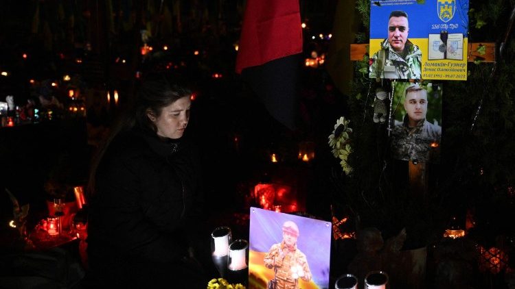 Le tombe di soldati ucraini alla vigilia della festa di Tutti i Santi al cimitero di Lychakiv, in Ucraina