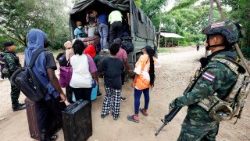 म्यांमार के युद्धग्रस्त क्षेत्रों  के लोग आंतरिक स्थानांतरण करते हुए