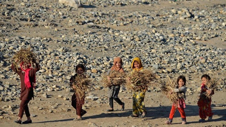 விறகு சுமந்து செல்லும் குழந்தைகள் 