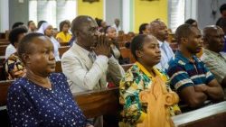 Trauernde in der Messe, die von Dar es Salaams Erzbischof Jude Thaddeus Rwa’ichi für die Opfer der Proteste gefeiert wurde