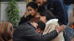 Une famille en larme suite à l’attentat à la voiture piégée perpétré lundi 10 novembre à New Delhi en Inde.