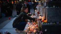 Le commemorazioni per le 130 vittime degli attentati nella capitale francese