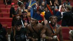 ब्राजील के जलवायु शिखर सम्मेलन में पहुँचे जनजातियों के प्रतिनिधि, 14.11.2025  