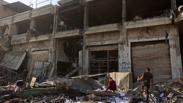 बमबारी के बाद टूटे फूटे घरों का नजारा