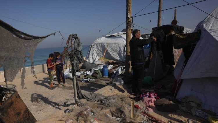 Tende di sfollati in un campo profughi nei pressi di Khan Yunis, nel sud della Striscia di Gaza