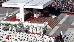 गायकों की जयन्ती के अवसर पर समारोही ख्रीस्तयाग अर्पित करते संत पाप लियो 14वें