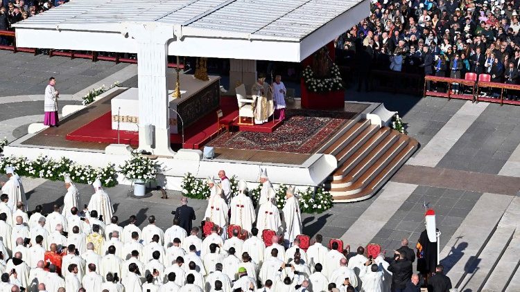 गायकों की जयन्ती के अवसर पर समारोही ख्रीस्तयाग अर्पित करते संत पाप लियो 14वें