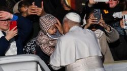 വത്തിക്കാൻ ചത്വരത്തിൽ  ലിയോ പതിനാലാമൻ പാപ്പാ വിശ്വാസികളെ അഭിവാദ്യം ചെയ്യുന്നു 