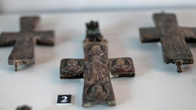 Croix découvertes à Izinik sur le site de l'ancienne basilique Saint Néophyte où se rendra Léon XIV