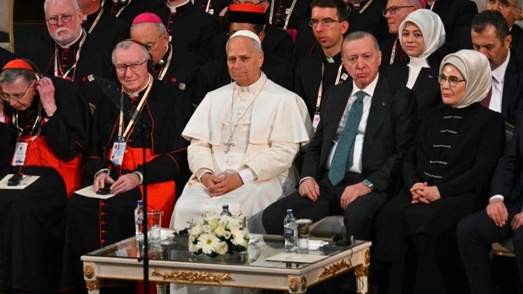 Đức Thánh Cha Lêô XIV bên cạnh Tổng thống Thổ Nhĩ Kỳ Tayyip Erdogan và Phu nhân Emine, ngày 27.11.2025.