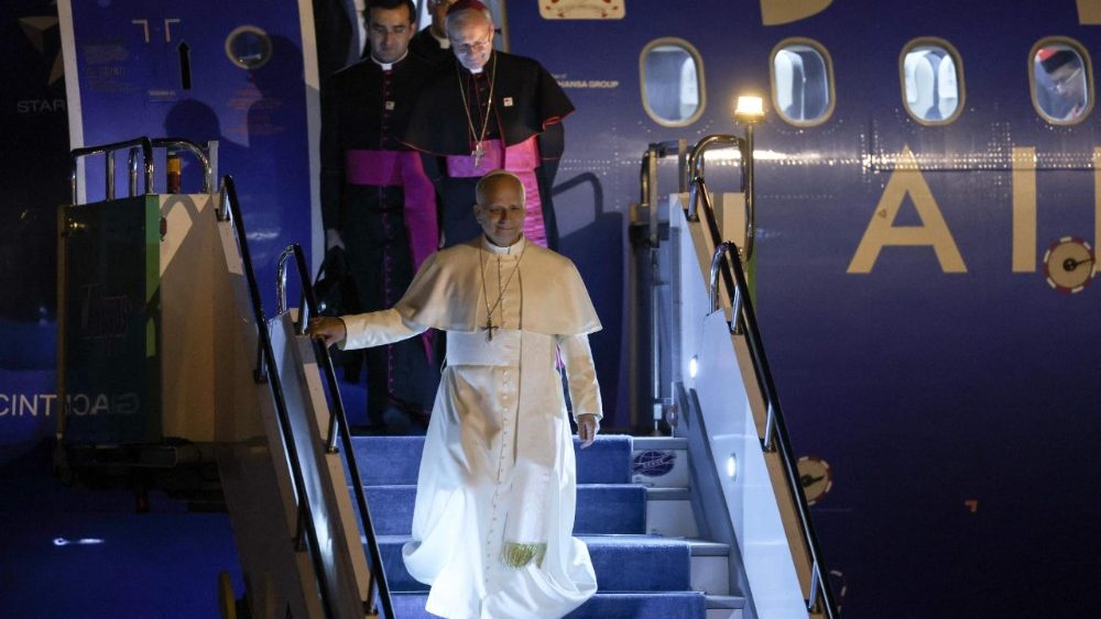 O Papa Leão XIV desembarca de seu avião ao chegar ao aeroporto Atatürk de Istambul em 27 de novembro de 2025. Foto de BERK OZKAN / AFP)