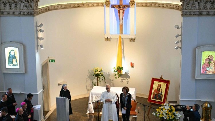 Đức Thánh Cha Lêô XIV tại Nhà nguyện của Dòng Tiểu muội người nghèo, ngày 28.11.2025.