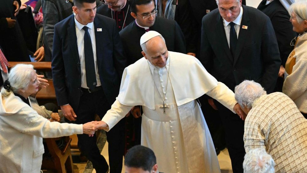 Lors de sa visite dans la maison de retraite des Petites Sœurs des Pauvres, ce vendredi 28 novembre 2025.