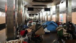 Cittadini di Kyiv rifugiati nella metro durante un recente attacco aereo russo