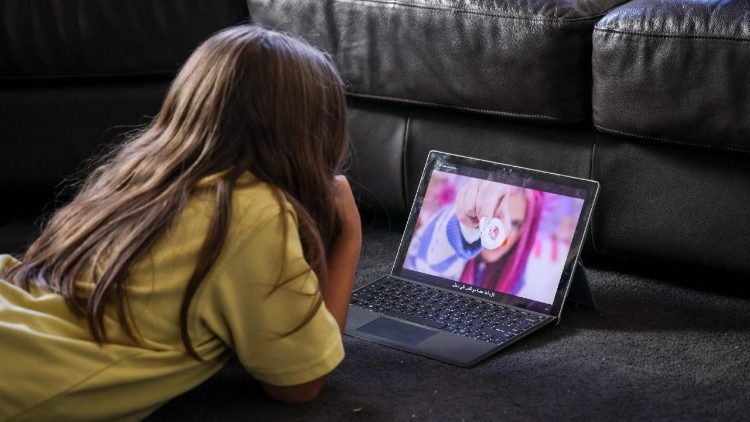 Bambini e rischi connessi alla rete (foto d'archivio).