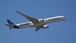 Un velivolo Airbus 350-1000 durante un volo dimostrativo