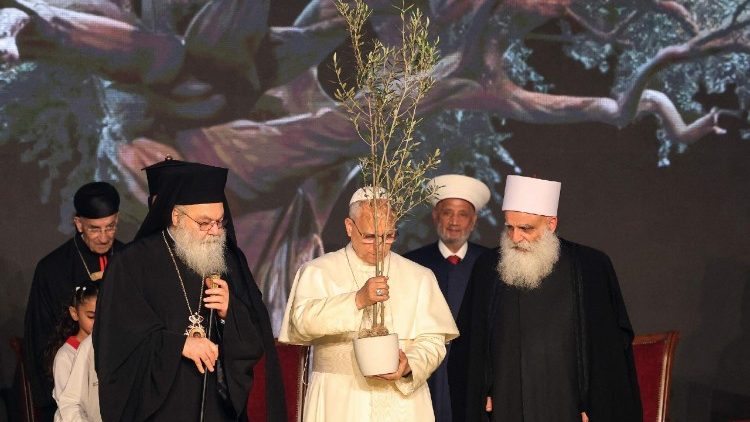 Leó pápa és a keresztény illetve muzulmán vallási vezetők bejrúti találkozóján