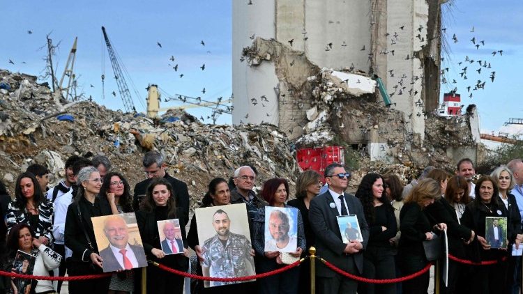 Сваякі ахвяр выбуху ў порце Бейрута