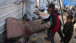 Anche ieri un raid israeliano sulle tende di sfollati a Khan Younis nel sud di Gaza