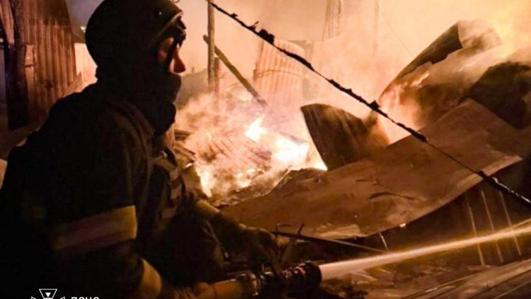 Esta fotografia, divulgada pelo Servi&ccedil;o Estatal de Emerg&ecirc;ncias da Ucr&acirc;nia em 6 de dezembro de 2025, mostra um bombeiro apagando um inc&ecirc;ndio no local de um ataque a&eacute;reo na regi&atilde;o de Kiev, durante a invas&atilde;o russa da Ucr&acirc;nia. (Photo by Handout / STATE EMERGENSY SERVICE OF UKRAINE / AFP)