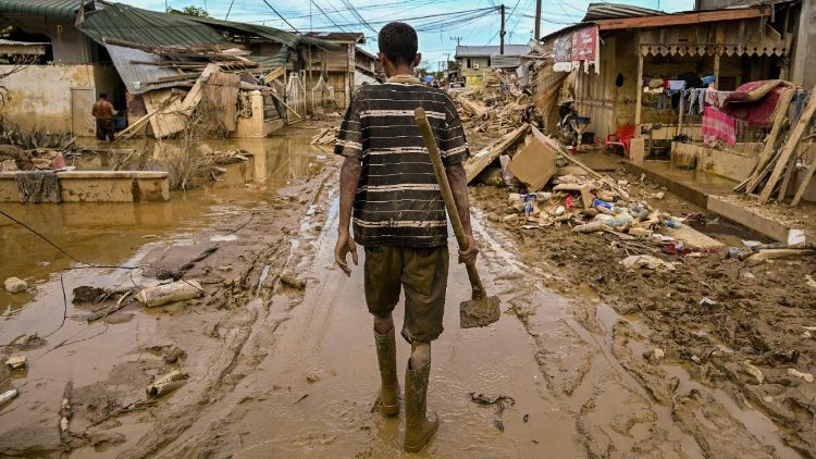 Жыхар інданезійскай правінцыі Ачэх ідзе па занесенай брудам вуліцы з матыкай у руках, спрабуючы аднавіць жыццё пасля разбуральнай паводкі, якая разам з апоўзнямі забрала жыцці больш чым 900 чалавек на востраве Суматра.