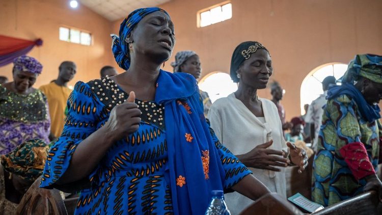 Kirchgänger beten am Samstag für die Entführten