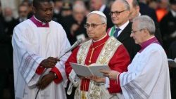 ലിയോ പതിനാലാമൻ പാപ്പാ പ്രാർത്ഥനാവേളയിൽ 