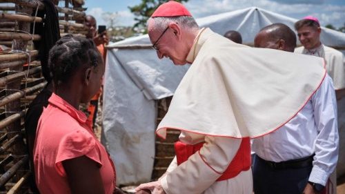 Le cardinal Parolin en visite auprès de réfugiés près de Pemba au Mozambique, le 9 décembre. 