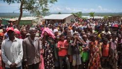 Binnenflüchtlinge warten am 9. Dezember 2025 in einem Zentrum in Naminawe, 30 km südwestlich von Pemba, auf die Ankunft des vatikanischen Kardinalstaatssekretärs Pietro Parolin (Agentur-Foto)