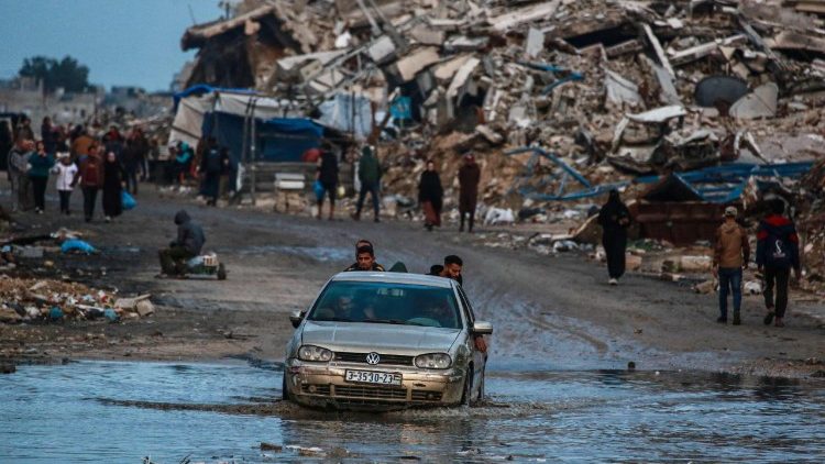 Um carro avariado devido às inundações na zona de Jabalia, no norte da Faixa de Gaza (AFP or licensors)