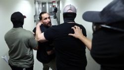 Ein Mann wird nach seiner Anhörung vor dem New Yorker Bundesgericht für Einwanderungsfragen im Jacob K. Javitz Federal Building in New York am 1. Oktober 2025 von Bundesbeamten festgenommen. US-Präsident Donald Trump, der im Wahlkampf versprochen hatte, eine große Zahl von Migranten auszuweisen, hat die Behörden zu einem aggressiveren Vorgehen ermutigt