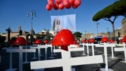 Eine Installation aus weißen Kreuzen mit roten Helmen erinnert an Todesfälle am Arbeitsplatz, Streik-Aktion der italienischen Gewerkschaft „Confederazione Generale Italiana del Lavoro” (CGIL), 12. Dezember 2025, Rom  (Agenturbild))