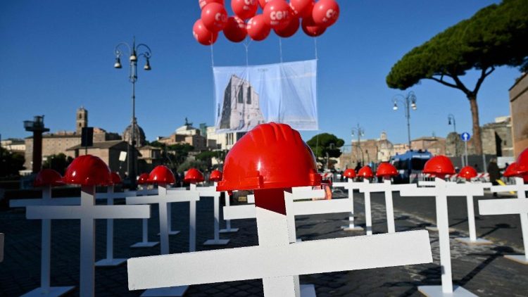 Eine Installation aus weißen Kreuzen mit roten Helmen erinnert an Todesfälle am Arbeitsplatz, Streik-Aktion der italienischen Gewerkschaft „Confederazione Generale Italiana del Lavoro” (CGIL), 12. Dezember 2025, Rom  (Agenturbild))