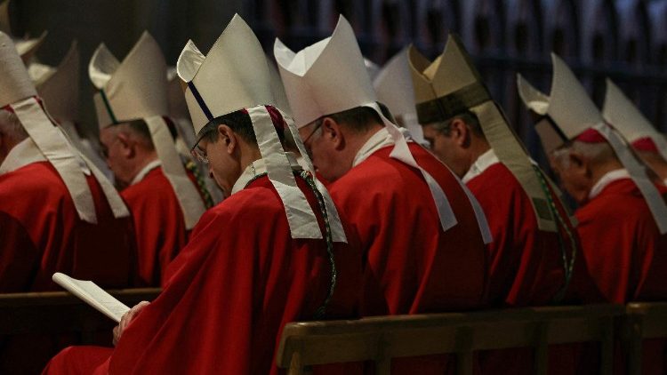 Membros do clero participam da missa de beatificação de 50 mártires católicos, membros de uma capelania clandestina assassinados pelos nazistas, na Catedral de Notre-Dame de Paris, em Paris, em 13 de dezembro de 2025. (Foto de ALAIN JOCARD / AFP)