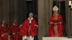Kardinal Hollerich (rechts) und der französische Erzbischof Laurent Ulrich (Mitte) am 13. Dezember 2025 in der Kathedrale Notre-Dame de Paris bei der Seligsprechungsmesse für 50 katholische Märtyrer, die von den Nazis ermordet wurden