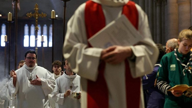 Membros do clero participam da missa de beatificação de 50 mártires católicos, membros de uma capelania clandestina assassinados pelos nazistas, na Catedral de Notre-Dame de Paris, em Paris, em 13 de dezembro de 2025. (Foto de ALAIN JOCARD / AFP)