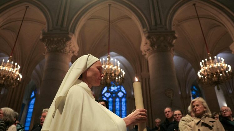 Uma freira participa da missa de beatificação de 50 mártires católicos, membros de uma capelania clandestina assassinados pelos nazistas, na Catedral de Notre-Dame de Paris, em Paris, em 13 de dezembro de 2025. (Foto de Alain Jocard / AFP)