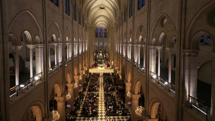 Esta fotografia mostra uma vista geral da Catedral de Notre-Dame de Paris durante a missa de beatificação de 50 mártires católicos, membros de uma capelania clandestina assassinados pelos nazistas, na Catedral de Notre-Dame de Paris, em Paris, em 13 de dezembro de 2025. (Foto de Alain Jocard / AFP)